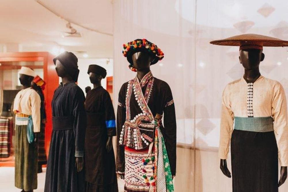 Trang phục dân tộc cuốn hút bởi sắc màu rực rỡ và họa tiết tinh xảo, ẩn chứa những giá trị văn hóa, tín ngưỡng và bản sắc riêng của từng cộng đồng (Nguồn: baotangphunu.org.vn)